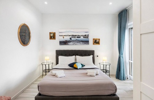 Rione Sanita Bed & Breakfast | 'Di Palma Suite Doppia' Room with Shared Terrace, Wi-Fi and Air Conditioning