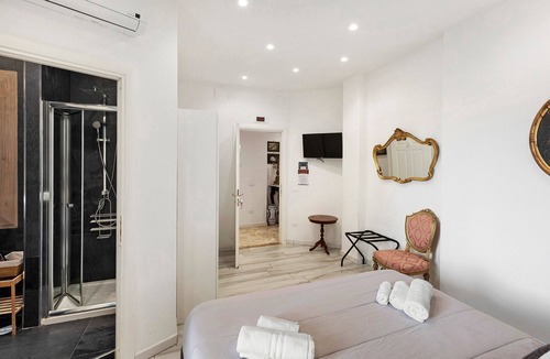 Rione Sanita Bed & Breakfast | 'Di Palma Suite Doppia' Room with Shared Terrace, Wi-Fi and Air Conditioning