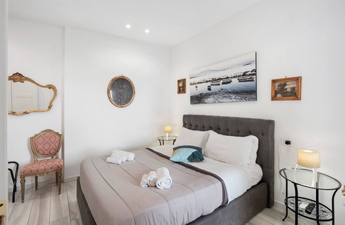Rione Sanita Bed & Breakfast | 'Di Palma Suite Doppia' Room with Shared Terrace, Wi-Fi and Air Conditioning