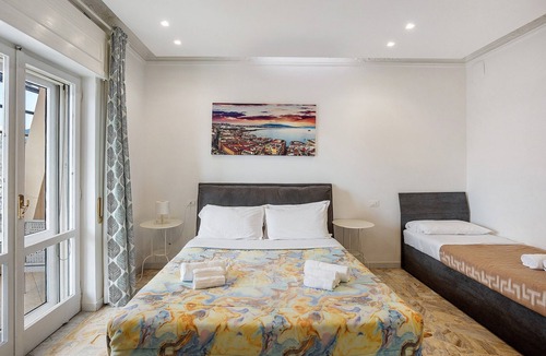Rione Sanita Bed & Breakfast | ‘Di Palma Suite Tripla’ Room with Shared Terrace, Wi-Fi and Air Conditioning