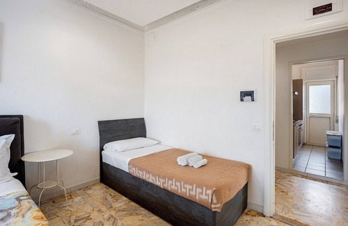 Rione Sanita Bed & Breakfast | ‘Di Palma Suite Tripla’ Room with Shared Terrace, Wi-Fi and Air Conditioning