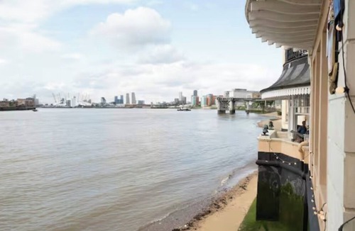 Greenwich West Apartment | Discounted stay for long stays and contractors in the heart of Greenwich