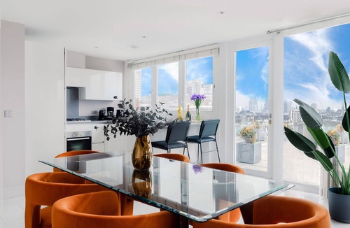 South Bank Apartment | Divine Views from a Breathtaking LuxXe Penthouse