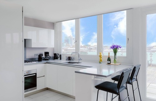 South Bank Apartment | Divine Views from a Breathtaking LuxXe Penthouse