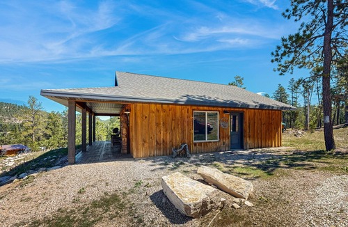 Sturgis Cabin | Dog-friendly mountain view cabin with a washer/dryer, BBQ, & full kitchen