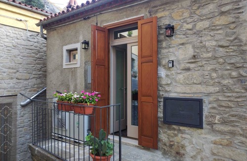 Castelmezzano Apartment | Domus Al.Me - Apartment in the mountains