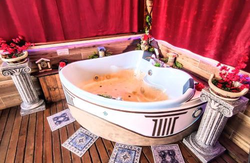 Aurelio Apartment | Domus Corneliæ - Romantico Attico Roman & Jacuzzi - Metro A Cornelia