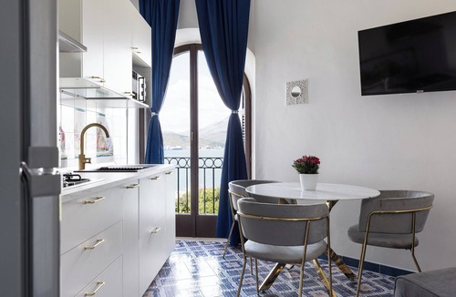 Gaeta Apartment | Domus Vittorio Deluxe double room with sea view