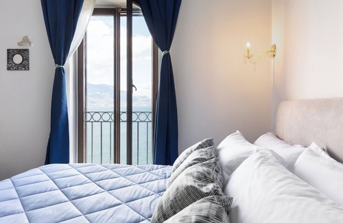 Gaeta Apartment | Domus Vittorio Deluxe double room with sea view