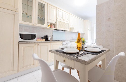 Pigneto Apartment | Domvs Clavdia - 7min to Colosseum by Metro, Station under apt, Roma, 6pax, A-C