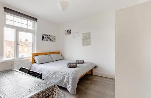 Edmonton House | Double Room Edmonton Green, London N9