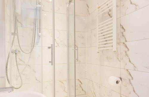King's Cross House | Double Room - Private Bathroom 9-12
