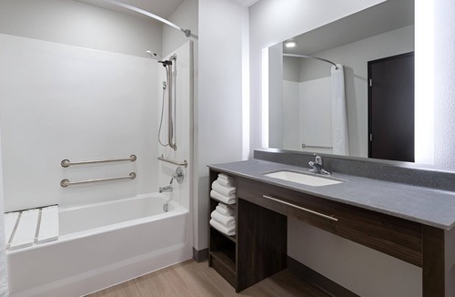 Watertown Hotel | Easy Stay Room With Full Kitchen Near Bramble Park Zoo & Redlin Art Center