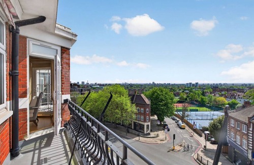 Frognal and Fitzjohns Apartment | Elegant 3 Bed Hampstead Flat