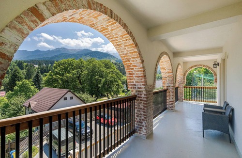 Bran House | Elegant 6-Bedroom Lodge with Sauna, Hot Tub & Mountain Views near Bran Castle
