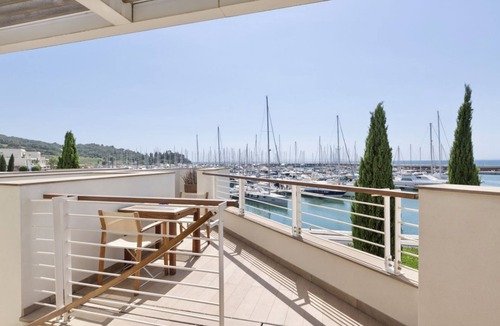 Scarlino Apartment | Elegant and spacious three-room apartment with frontal sea view characterized by an elegant and refined design of approximately 100 m2 and arranged on two levels.On the first floor it is composed of a living room with double sofa bed and fully equipped i