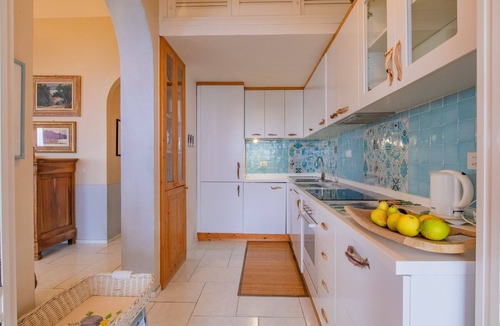 Procchio House | Elegant apartment facing the sea with private access to Paolina beach