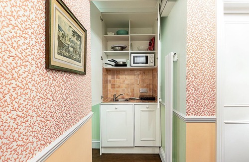 Maida Vale Apartment | Elegant English Retreat near Maida Vale