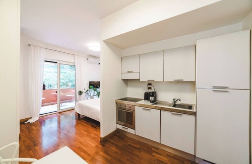 Camilluccia Apartment | Elegant Rome Stay - Balcony, Netflix, Fast Wi-Fi & Nature