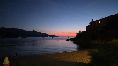 Portoferraio Apartment | ELEGANTISSIMO APPARTAMENTO DIRETTAMENTE SUL MARE SPIAGGIA LE GHIAIE 6 posti letto
