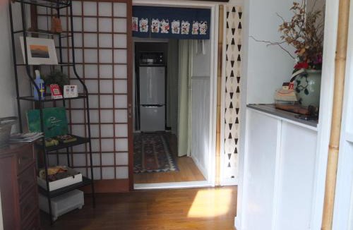 Katase Bed & Breakfast | EMS Enoshima クラシックアットホームハウス 寝室は個室 犬もOK