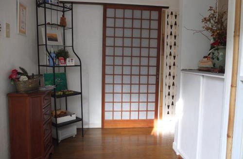 Katase Bed & Breakfast | EMS Enoshima クラシックアットホームハウス 寝室は個室 犬もOK