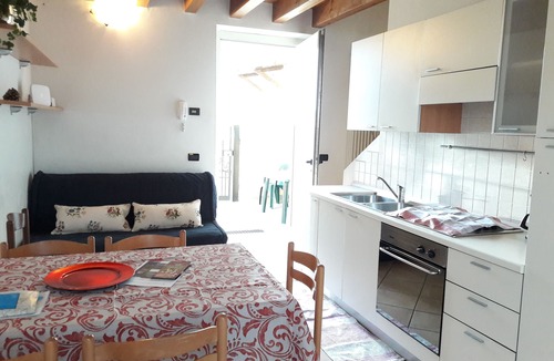 Desenzano del Garda Apartment | ESMERA APARTMENT NEAR THE CENTER WITH PRIVATE PARKING AND FREE WIFI