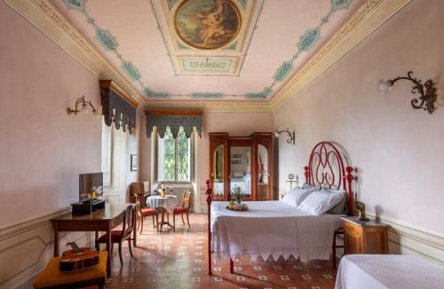 Colli del Tronto House | Exclusive Apartment-1844s Frescoes- Centuries old park- Peacocks- Villa Mastrangelo