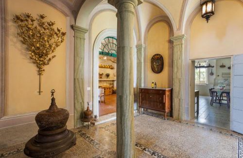 Colli del Tronto House | Exclusive Apartment-1844s Frescoes- Centuries old park- Peacocks- Villa Mastrangelo