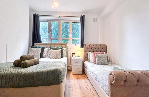 Woodberry Down Apartment | Family Friendly 3BR Flat near Finsbury Park with Lift Balcony Washer and Dryer
