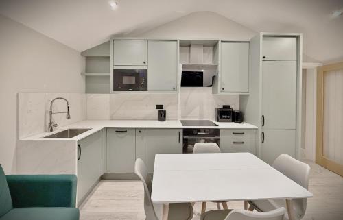 Southfield Apartment | Fantastic 2 Bed Penthouse With Free Parking in Acton