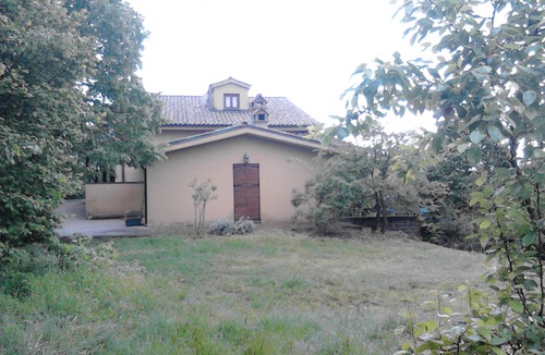 Capranica House | FARMHOUSE SURROUNDED BY GREENERY AND CULTIVATED FIELDS OF VEGETABLES