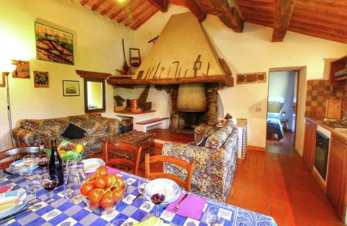 Castiglione d'Orcia House | Farmhouse with pool, views