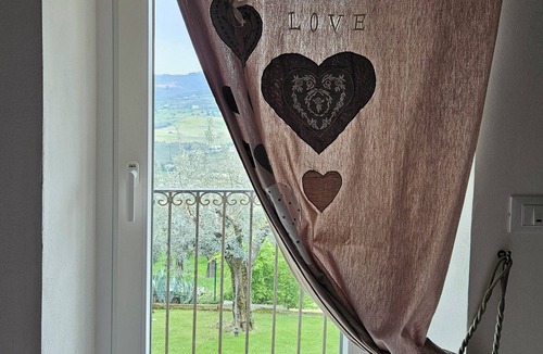 Massignano House | Farmhouse with pool in the hills 5 km from Cupra Marittima.