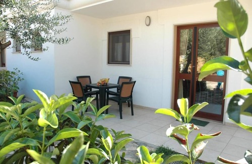Mattinata House | Ferienwohnung "ulivo" mit Pool und Privatstrand -1