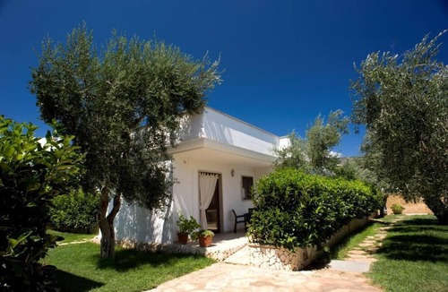 Mattinata House | Ferienwohnung "ulivo" mit Pool und Privatstrand -1