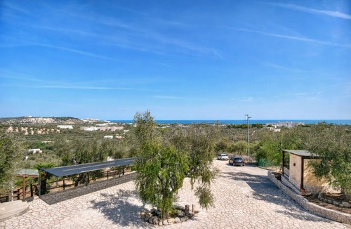 Chiesiola Apartment | Fiorone Apartment with Sea View, Wi-Fi and Air Conditioning