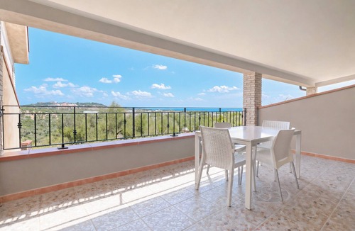 Chiesiola Apartment | Fiorone Apartment with Sea View, Wi-Fi and Air Conditioning