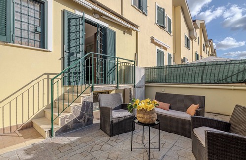 Rome Province Apartment | Five minutes away from the Lunghezza Castle court gardens serving the public