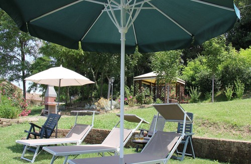 Arcevia Apartment | Flat in Piticchio with Scenic Views & Pool