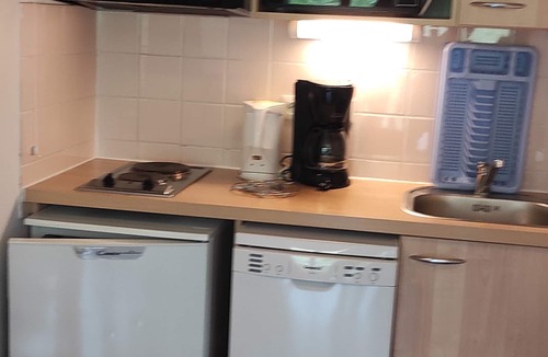 Besse-et-Saint-Anastaise Apartment | 4 pers. apartment with quiet balcony, pool access