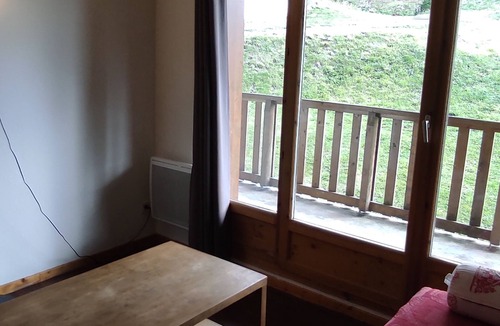 Besse-et-Saint-Anastaise Apartment | 4 pers. apartment with quiet balcony, pool access