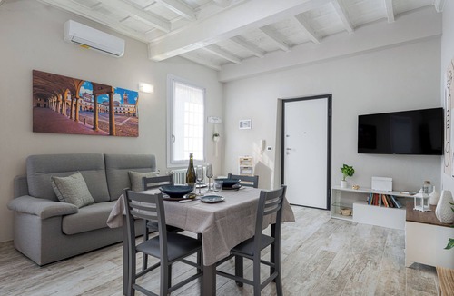 Old Town Apartment | Free bikes and Wi-Fi 5 Min from the Ducal
