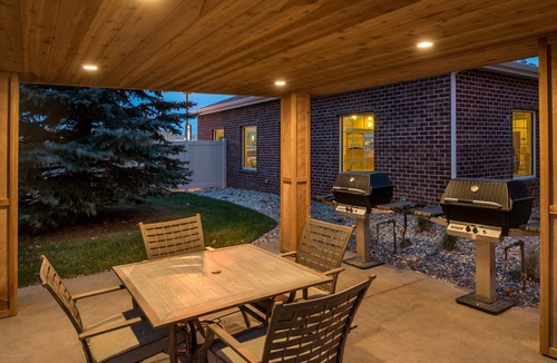 Sioux Falls Condo | Free Breakfast + Indoor Pool + Hot Tub | Only 10 Minutes from the Zoo