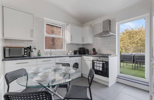 Haringey Apartment | Free Parking! 2BD Great Transport Links w/Balcony