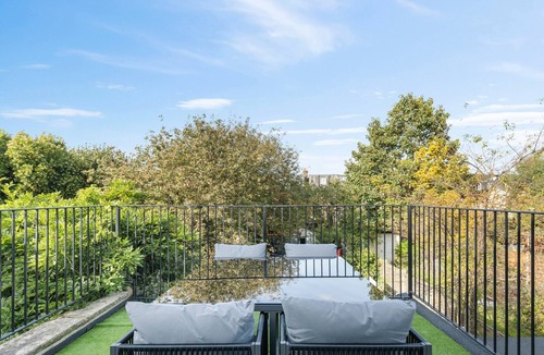 Haringey Apartment | Free Parking! 2BD Great Transport Links w/Balcony