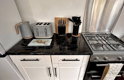 Munster Apartment | Fulham Tranquil 2BD King Bed Home w/Parking & Gdn