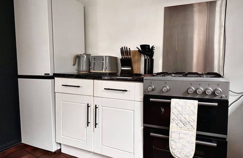 Munster Apartment | Fulham Tranquil 2BD King Bed Home w/Parking & Gdn