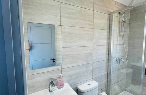 Yiewsley House | Fully equipped bedroom with attached bath