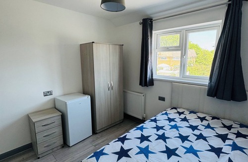 Yiewsley House | Fully equipped bedroom with attached bath